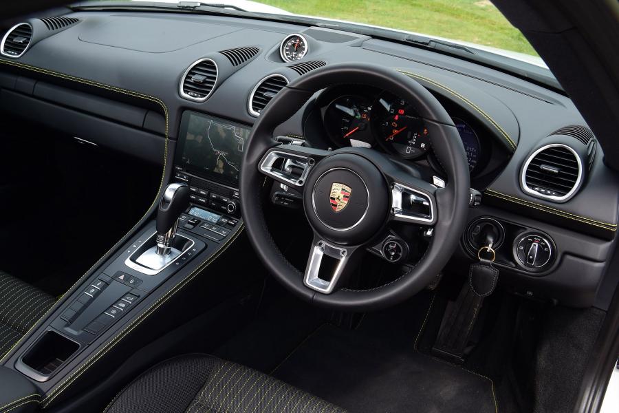 Торпедо Porsche 718 Cayman T (982C) 2019 года  (UK) (фото 16 из 40)